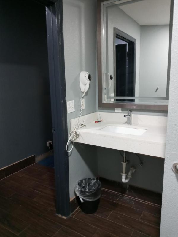 King Room with Roll-In Shower - Mobility Access/Non-Smoking image 2