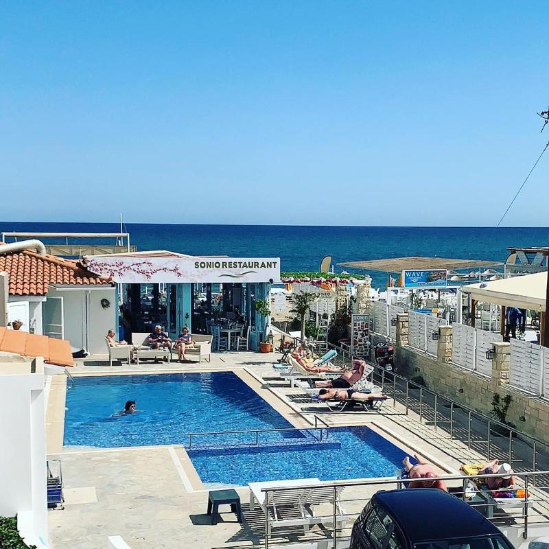 Deluxe Studio with Partial Sea View image 4
