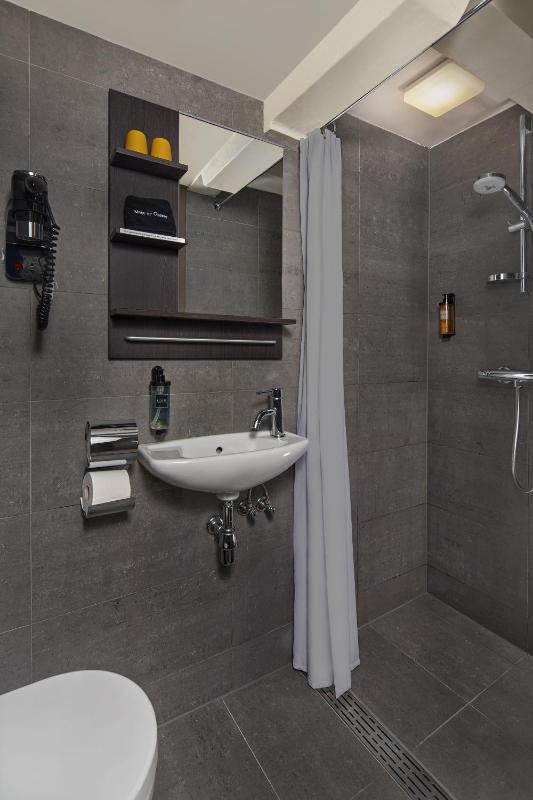 Double Room image 4