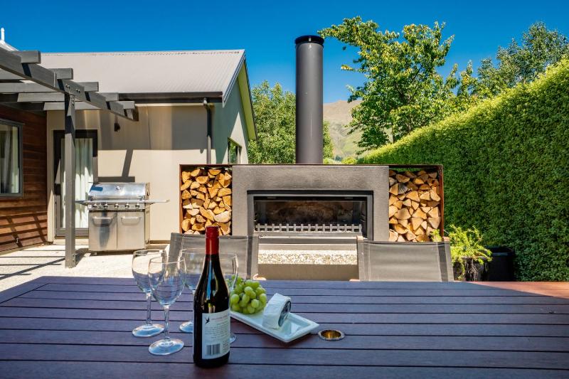 Modern Lake Haven - Wanaka Holiday Home - image 1