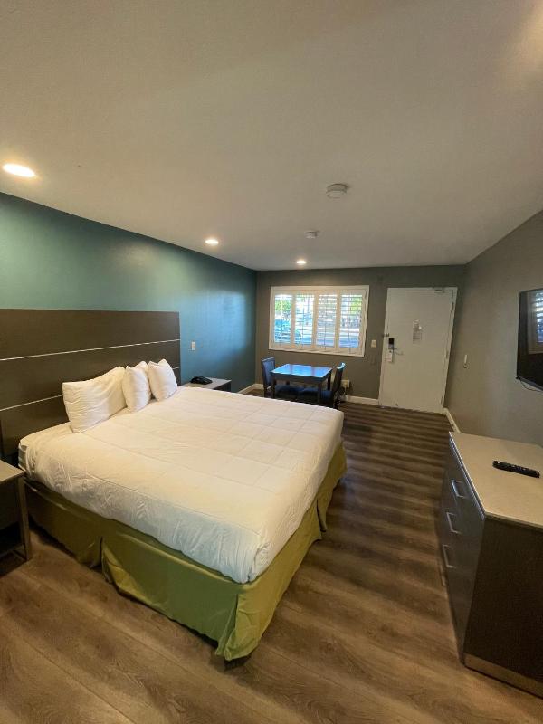 King Room - Non-Smoking image 4