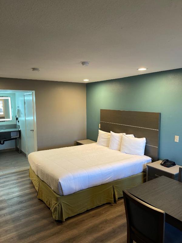 King Room - Non-Smoking image 3
