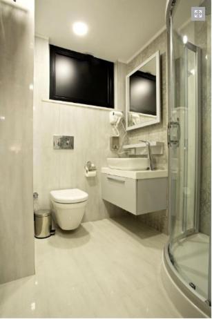 Large Double Room image 3