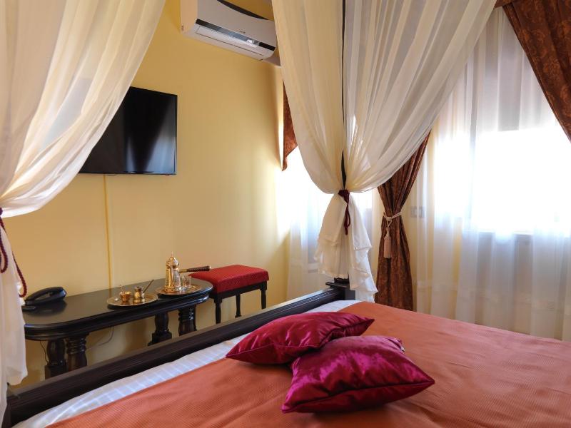 Deluxe Double Room with Balcony image 4