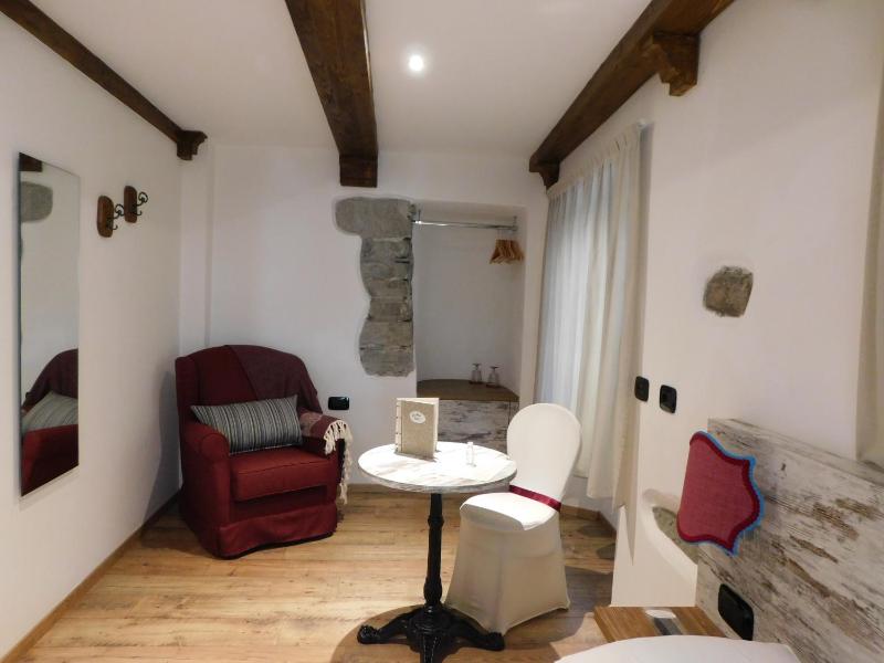 Standard Double Room image 3