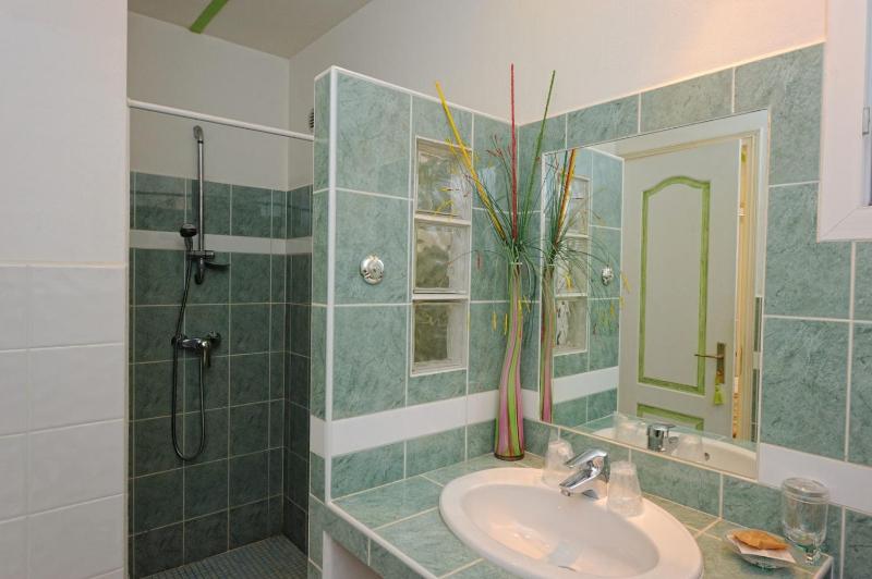 Standard Double Room image 3