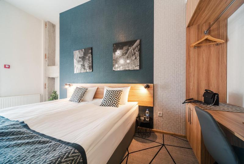 Deluxe Double Room image 3