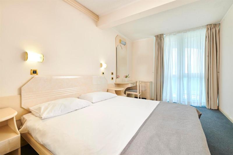 Classic Room with Sofa Bed and Balcony - Sea Side image 3