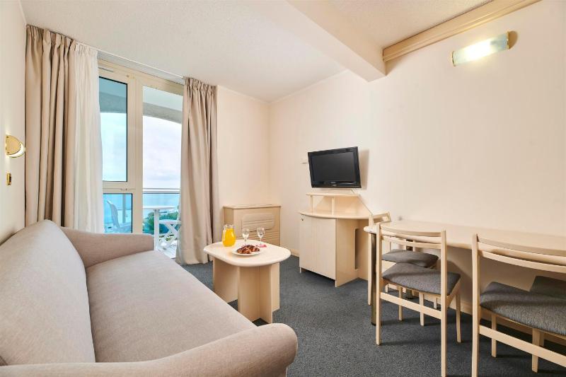 Classic Room with Sofa Bed and Balcony - Sea Side image 4