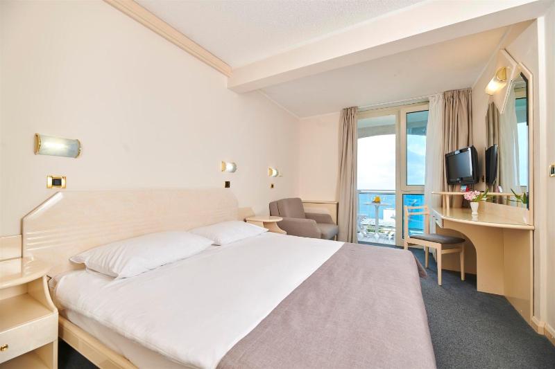 Classic Room with Balcony - Sea Side image 3