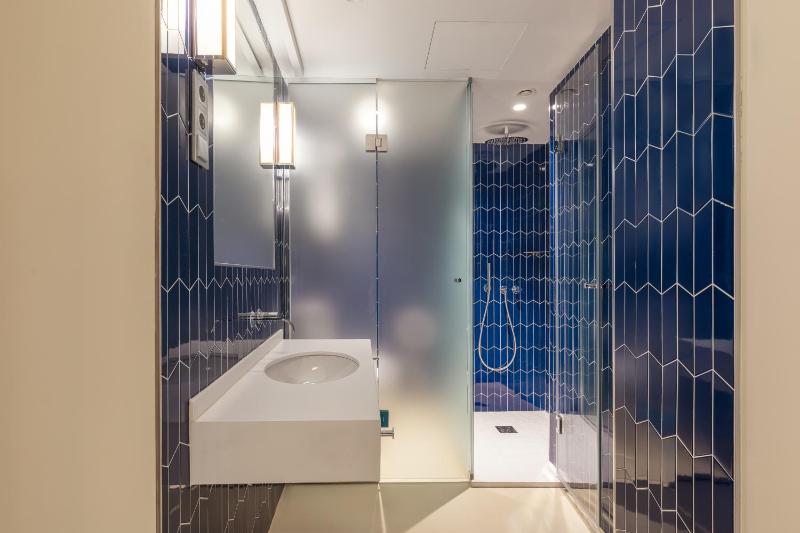 Basic Double Room image 2