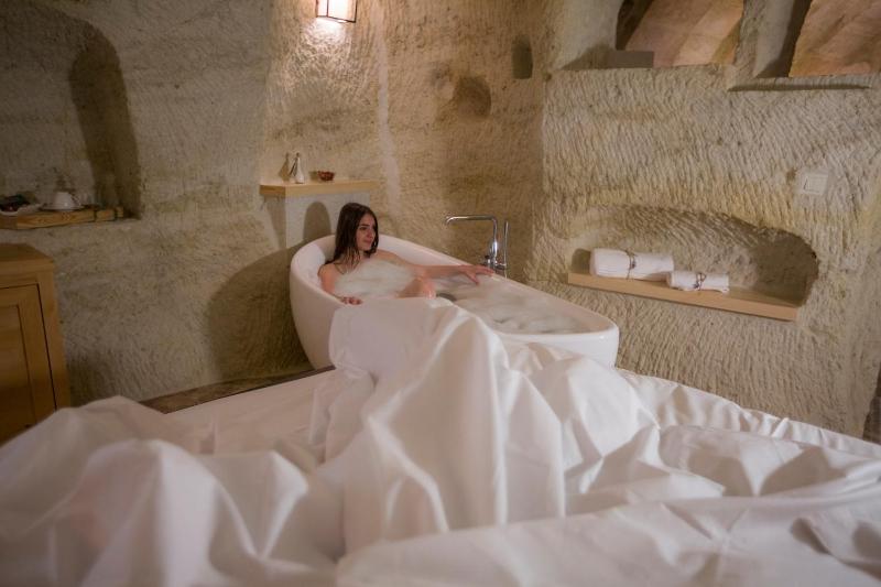 Superior Cave Suite  image 2