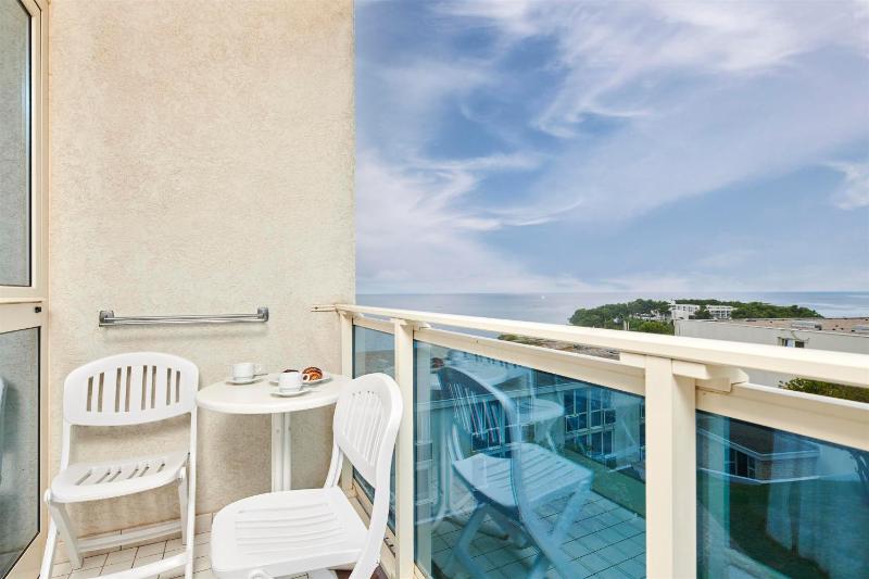 Suite with Balcony Sea Side image 3