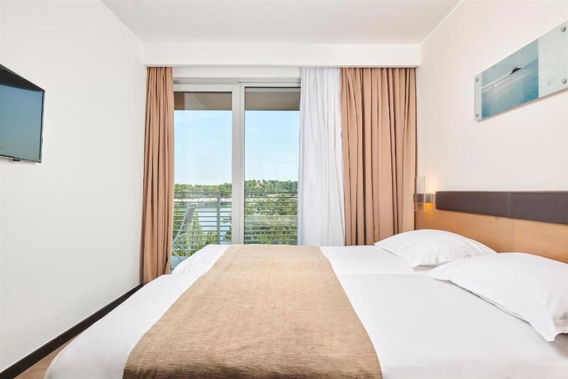 Premium Room with Balcony and Sea View image 4