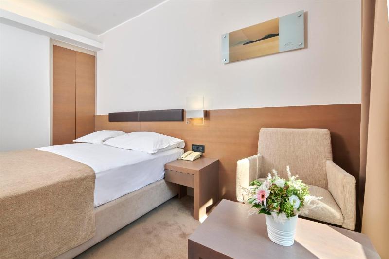 Economy Room With French Bed image 1