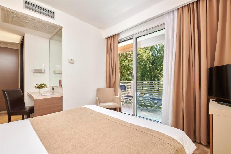 Classic Room with Balcony image 3