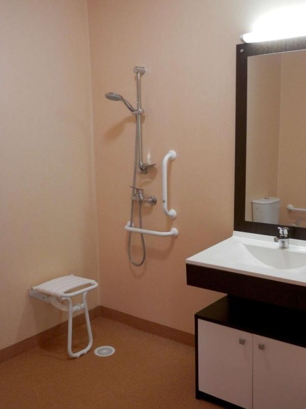 Studio (4 Adults) - wheelchair accessible image 3