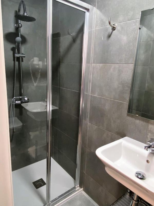 Single Room image 3