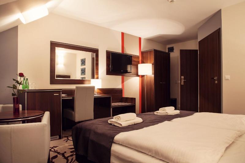 Double or Twin Room image 3