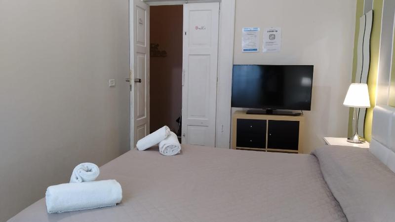 Queen Room with Balcony image 3