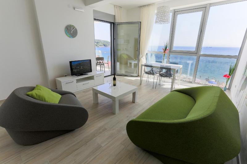 One-Bedroom Apartment with Balcony and Sea View image 3