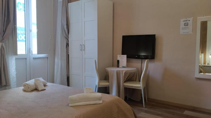 Double Room with Balcony image 3