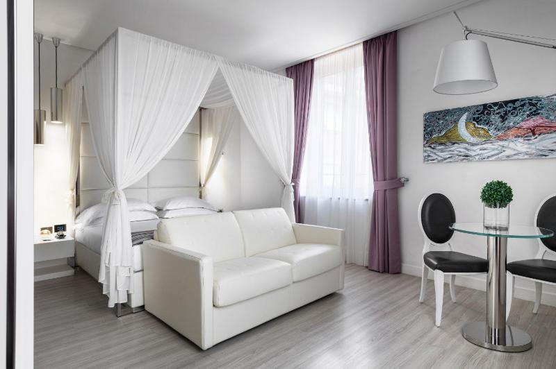 King Suite with Spa Access  image 3