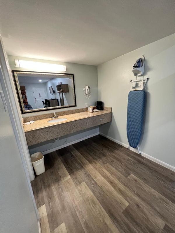 Queen Room with Two Queen Beds - Non-Smoking image 4