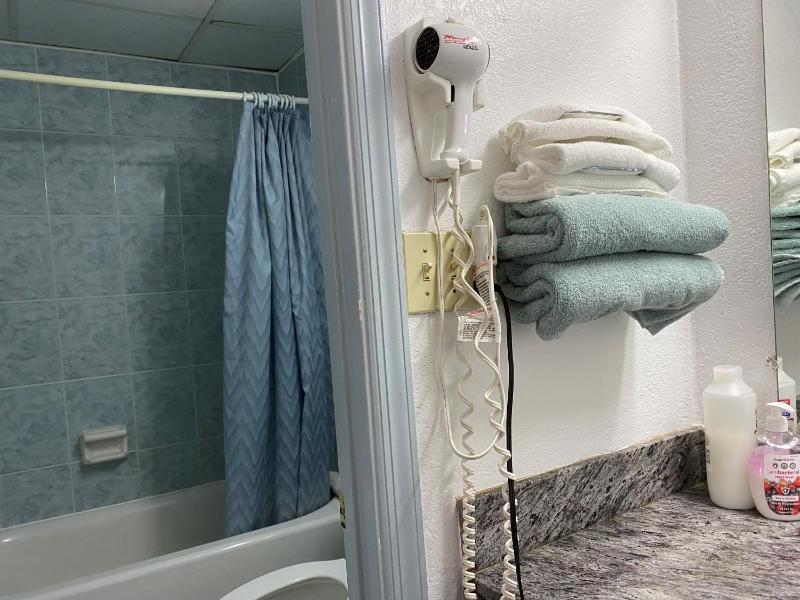 Standard King Room image 3