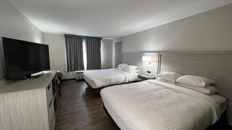 Queen Room with Two Queen Beds image 4