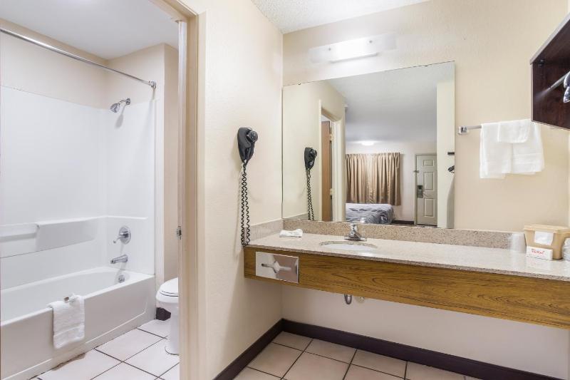 Superior Room with One Queen Bed Smoke Free image 3