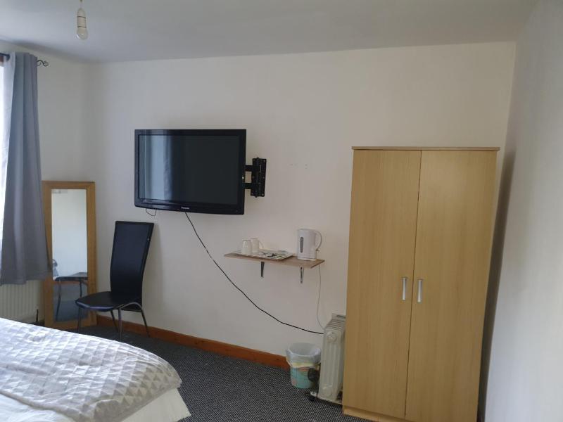 Double Room with Shared Bathroom image 2