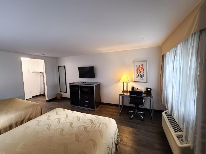 Standard Room, 2 Queen Beds, Non Smoking image 4