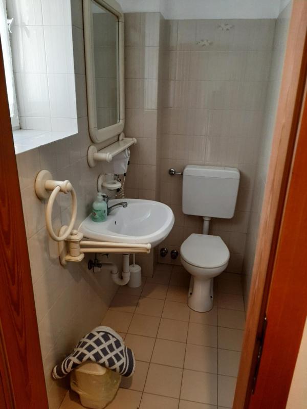 Budget Single Room image 3