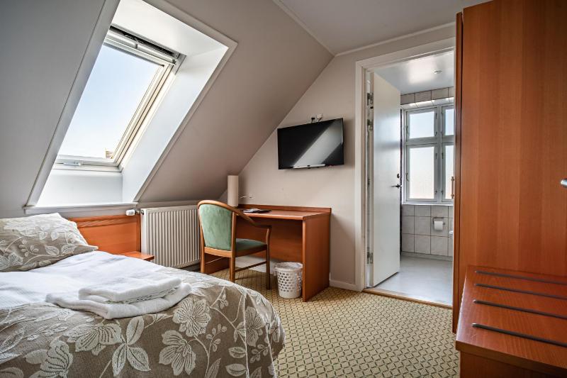 Standard Single Room image 4