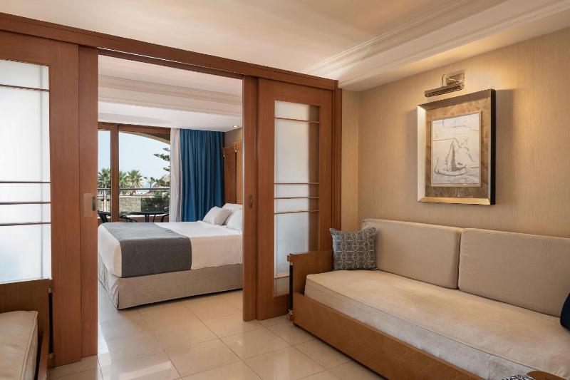 Family Room with Garden View image 1