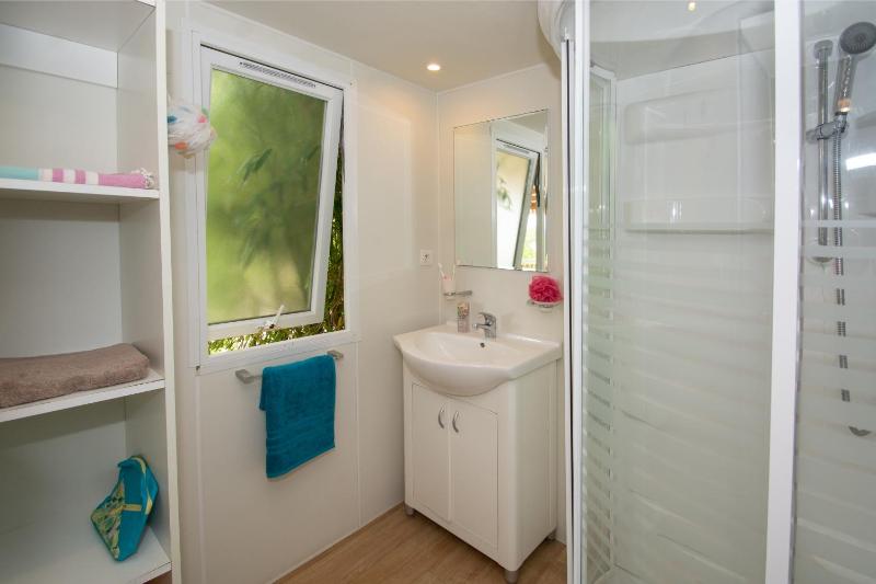 Superior Two-Bedroom Mobile Home (4-6 Adults) with Terrace image 2