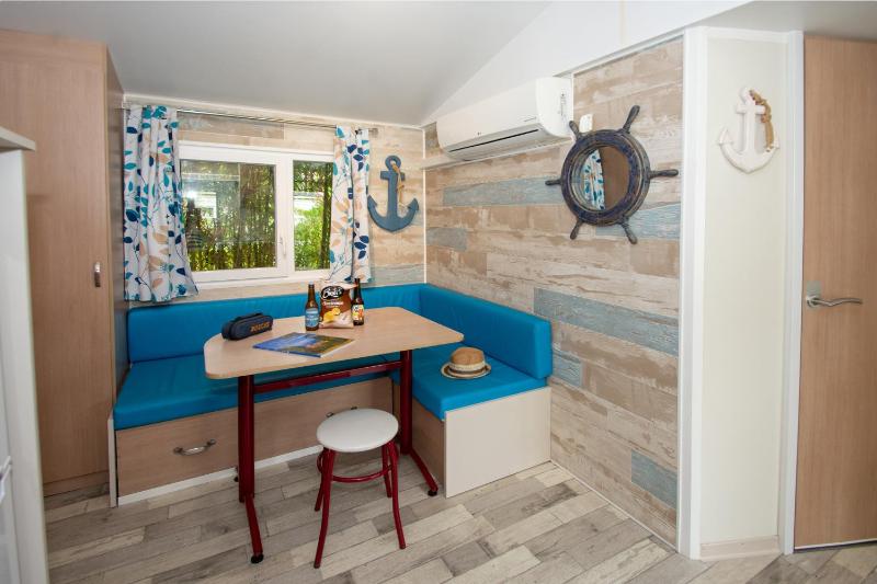 Two-Bedroom Mobile Home (4-5 Adults) with Terrace image 3