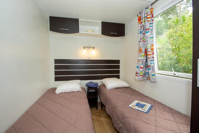 Superior Two-Bedroom Mobile Home (4-6 Adults) with Terrace image 4
