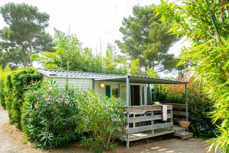 Two-Bedroom Mobile Home (4-5 Adults) with Terrace image 1