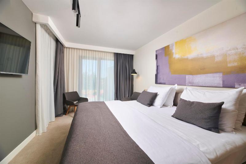 Suite with Balcony and Sea View image 4