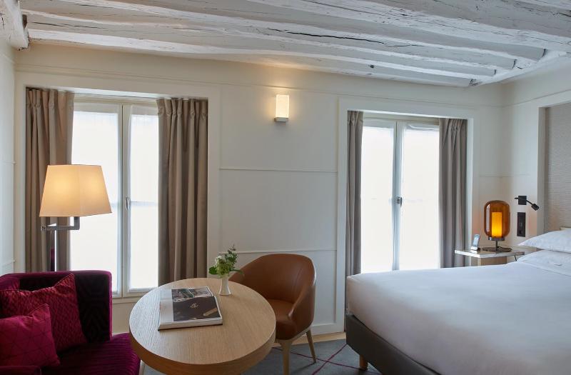 Superior Queen Room image 3