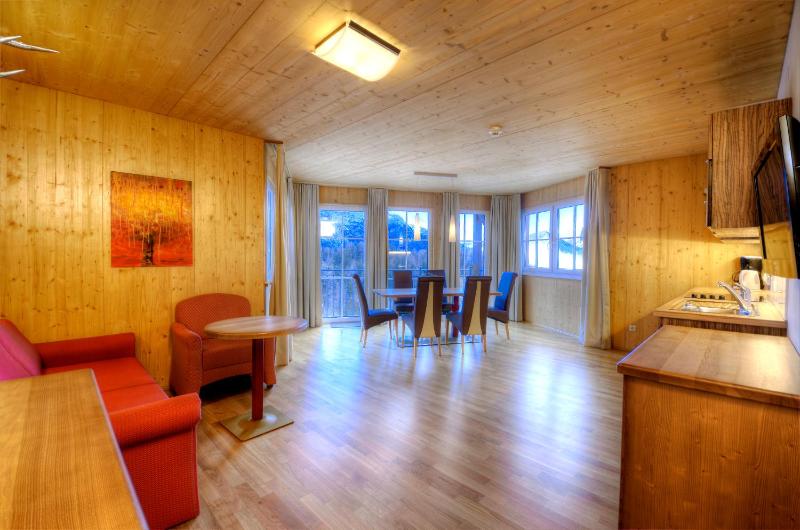 Large Two-Bedroom Apartment (4-6 Adults) image 4