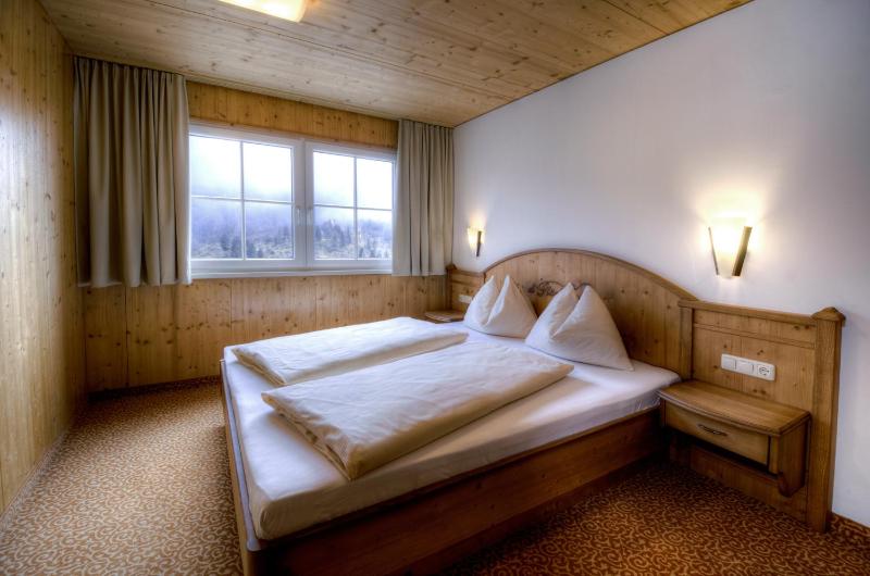 Large One-Bedroom Apartment image 3