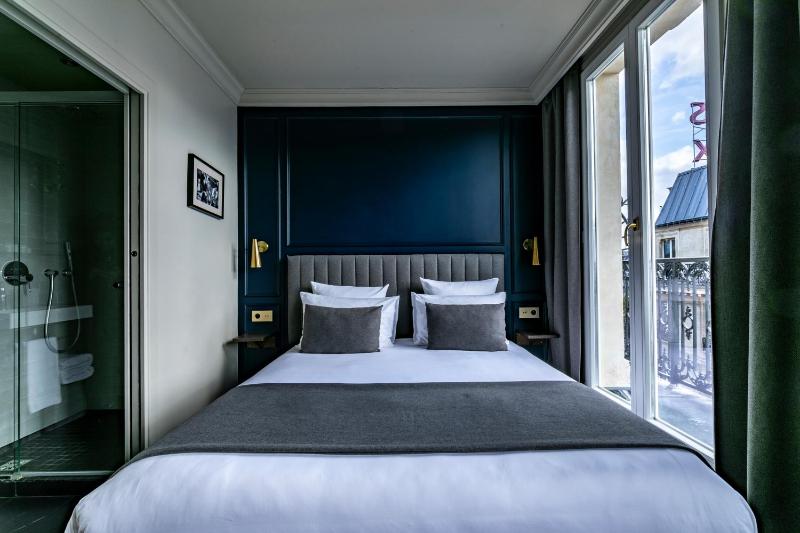 Queen Room with Balcony image 3
