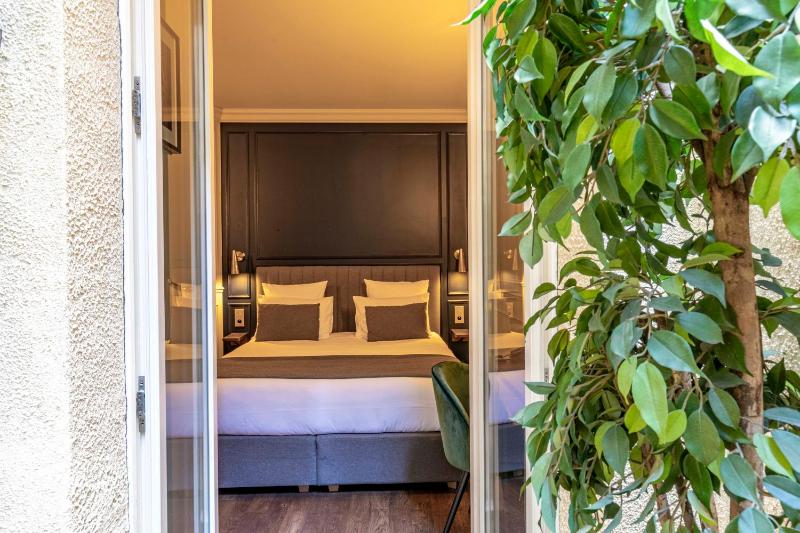 Double Room with Patio image 4
