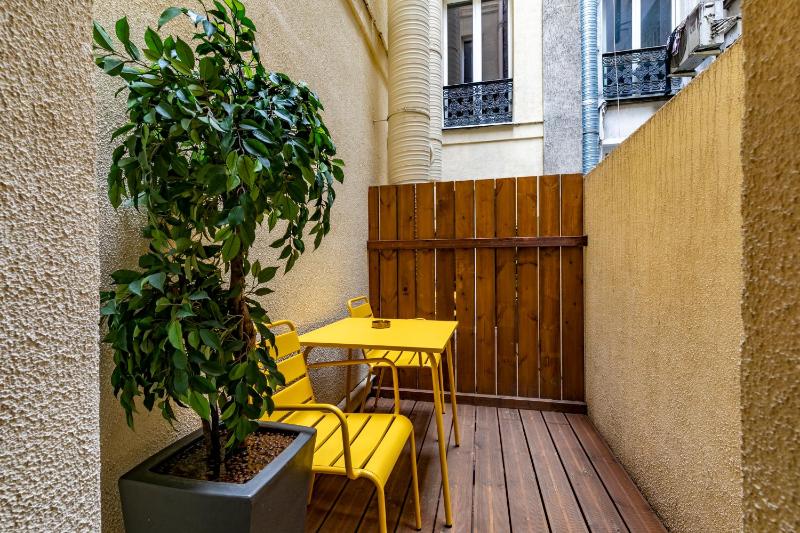 Double Room with Patio image 1