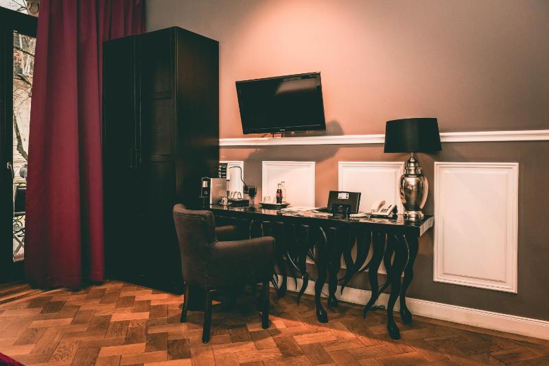 L Room image 4