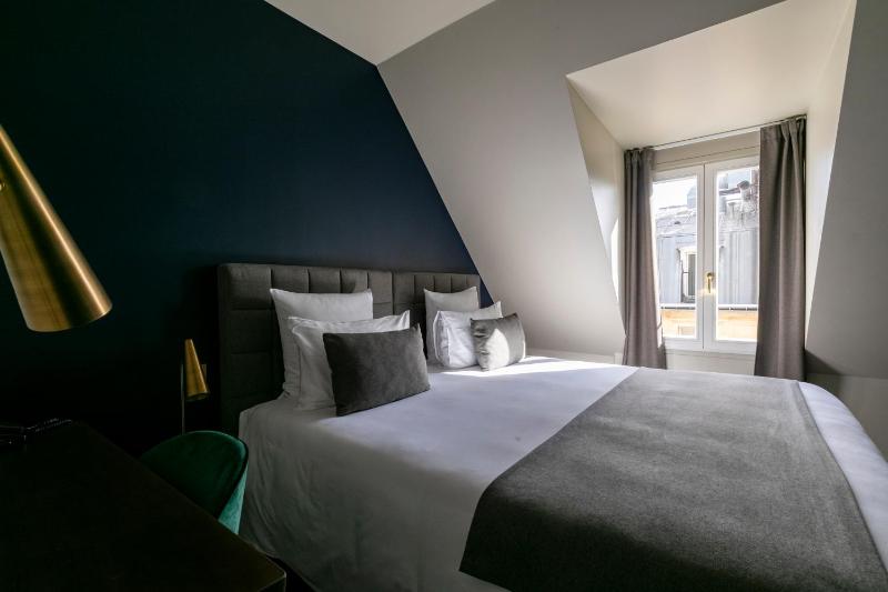 Deluxe Room (2 Adults + 1 Child) image 3