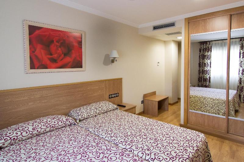 Double or Twin Room image 4